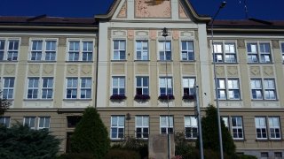 Školní budova - dodávka a montáž plastových oken